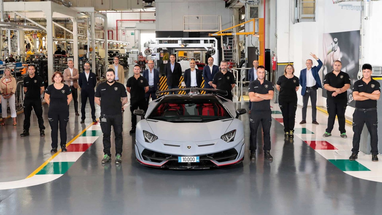 Lamborghini cán mốc 10.000 chiếc Aventador xuất xưởng lamborghini can moc 10000 chiec aventador xuat xuong