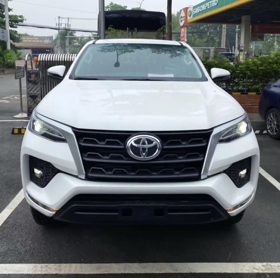 Toyota Fortuner mới lộ diện trước ngày ra mắt toyota fortuner moi lo dien truoc ngay ra mat