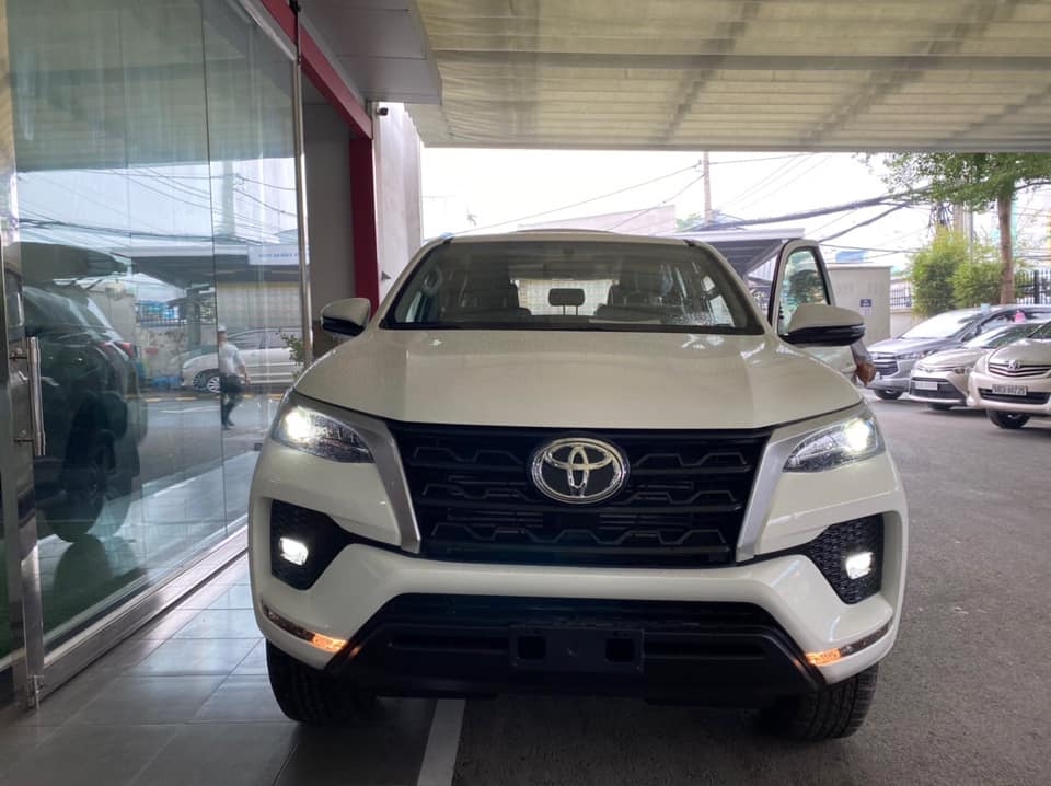 Toyota Fortuner mới lộ diện trước ngày ra mắt toyota fortuner moi lo dien truoc ngay ra mat