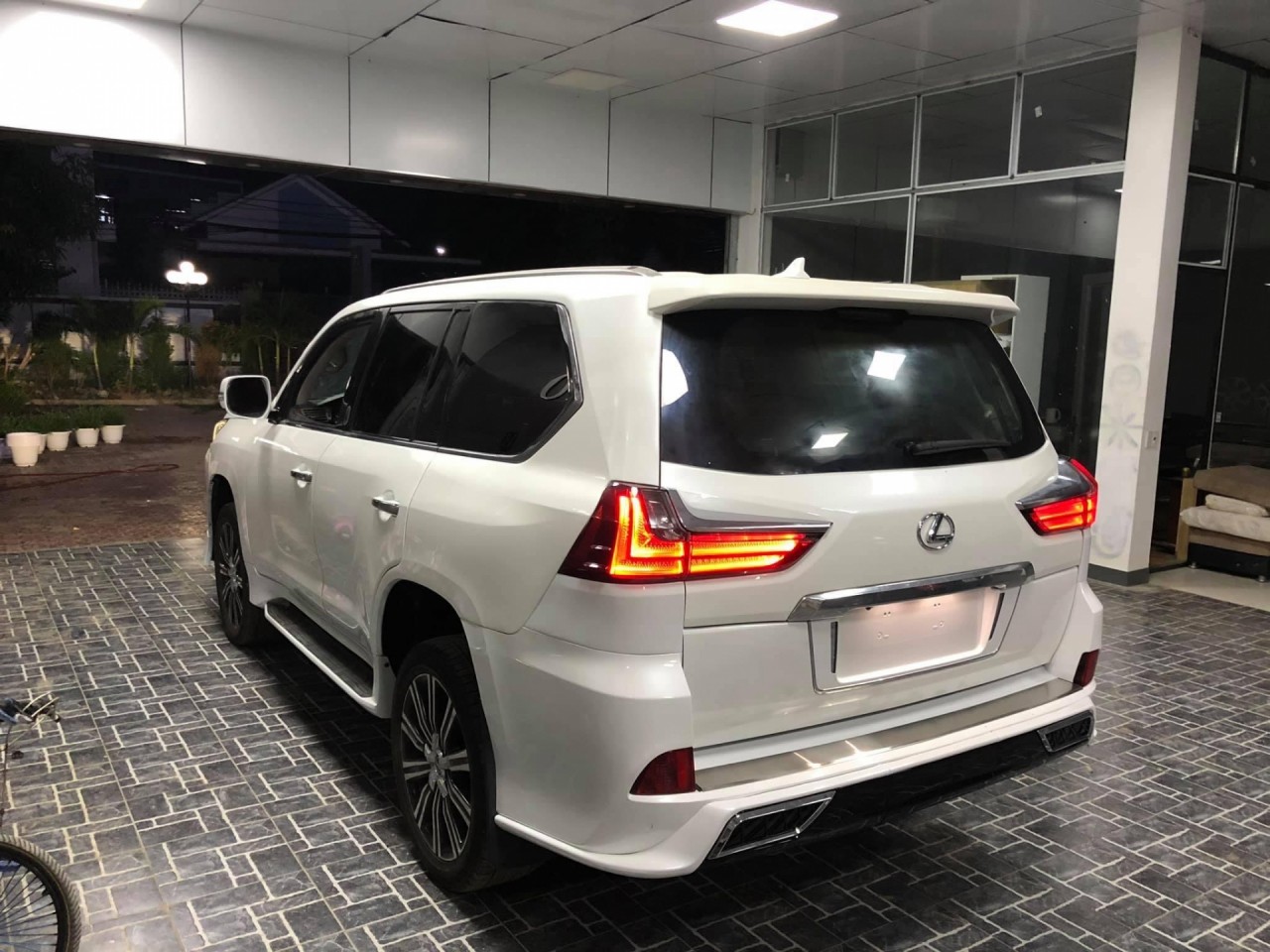 ‘Cải trang’ Lexus LX570 đời cũ trẻ 10 năm tuổi chỉ với 500 triệu đồng cai trang lexus lx570 doi cu tre 10 nam tuoi chi voi 500 trieu dong