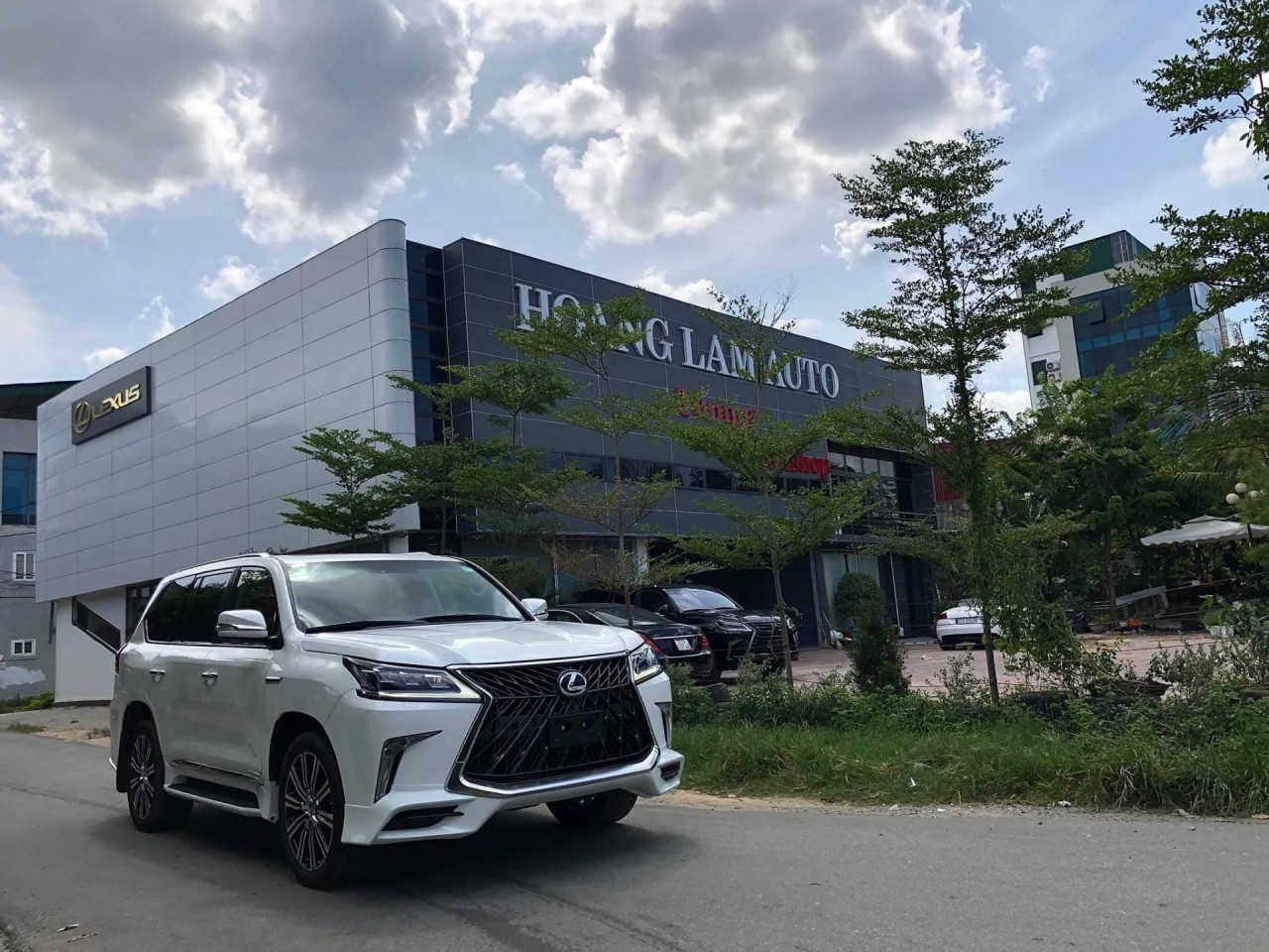 ‘Cải trang’ Lexus LX570 đời cũ trẻ 10 năm tuổi chỉ với 500 triệu đồng cai trang lexus lx570 doi cu tre 10 nam tuoi chi voi 500 trieu dong