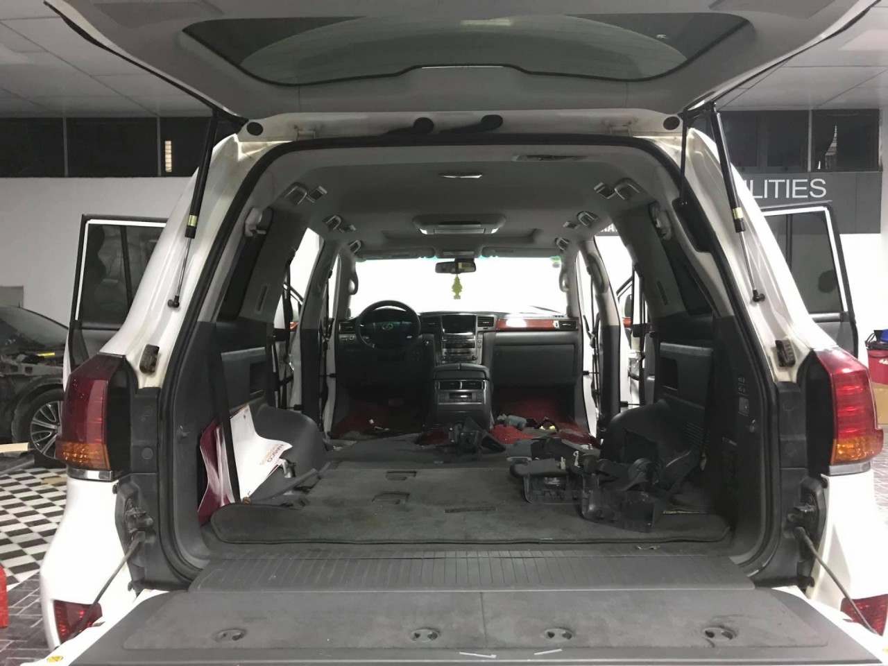 ‘Cải trang’ Lexus LX570 đời cũ trẻ 10 năm tuổi chỉ với 500 triệu đồng cai trang lexus lx570 doi cu tre 10 nam tuoi chi voi 500 trieu dong