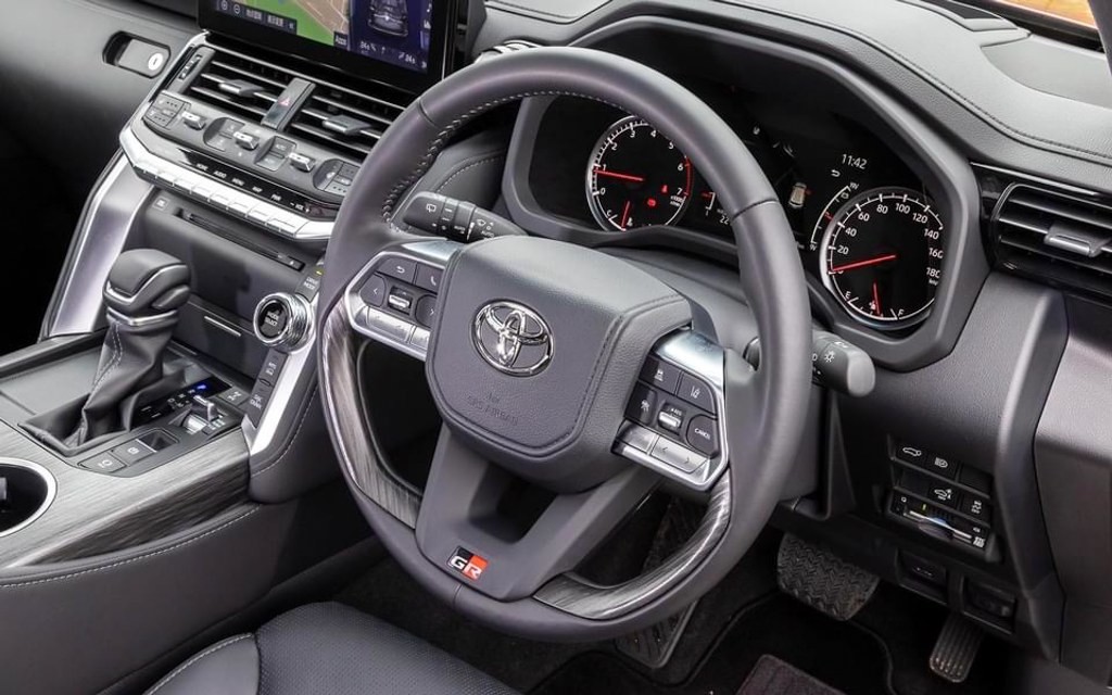 Hình thực tế Toyota Land Cruiser GR Sport 2022 tại Nhật Bản