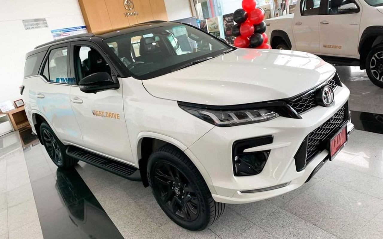Hình thực tế Toyota Fortuner GR Sport tại Thái Lan Hình thực tế Toyota Fortuner GR Sport tại Thái Lan