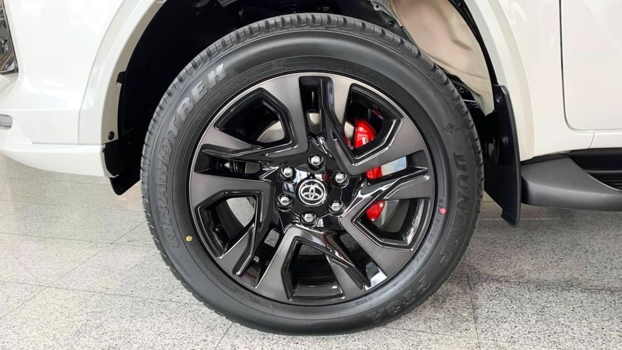Hình thực tế Toyota Fortuner GR Sport tại Thái Lan Hình thực tế Toyota Fortuner GR Sport tại Thái Lan