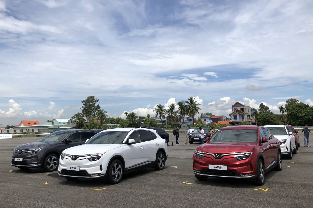 100 xe điện VinFast VF8 bàn giao tới khách hàng 100 xe điện VinFast VF8 bàn giao tới khách hàng