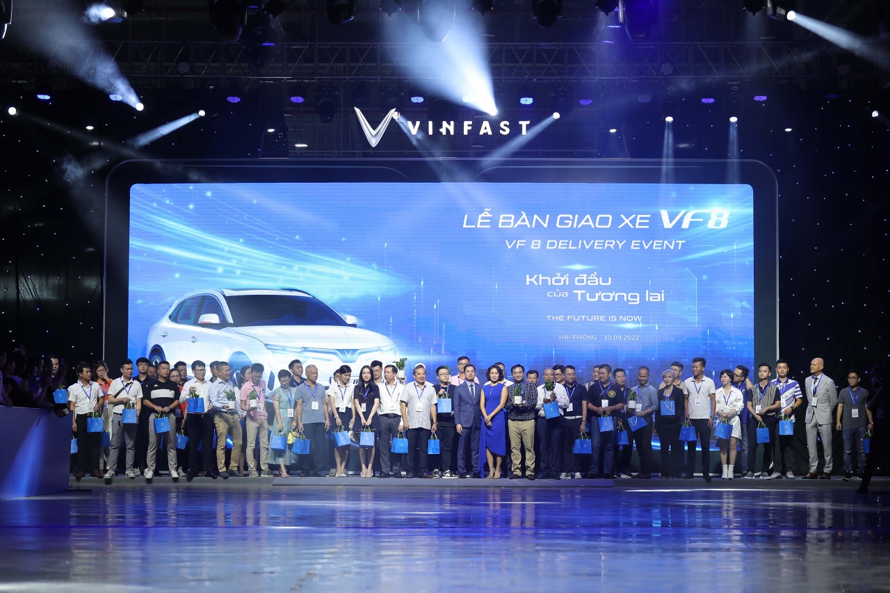 100 xe điện VinFast VF8 bàn giao tới khách hàng 100 xe điện VinFast VF8 bàn giao tới khách hàng
