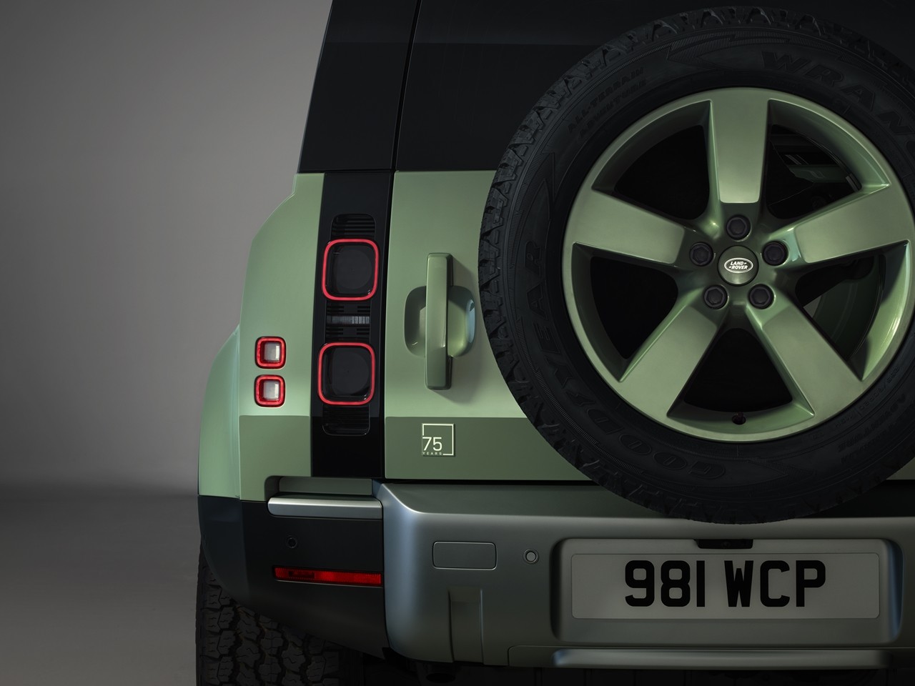 Land Rover Việt Nam nhận đặt hàng Defender bản kỷ niệm 75 năm giá từ 6,7 tỷ đồng Land Rover Defender bản kỷ niệm 75 năm giá từ 6,7 tỷ đồng