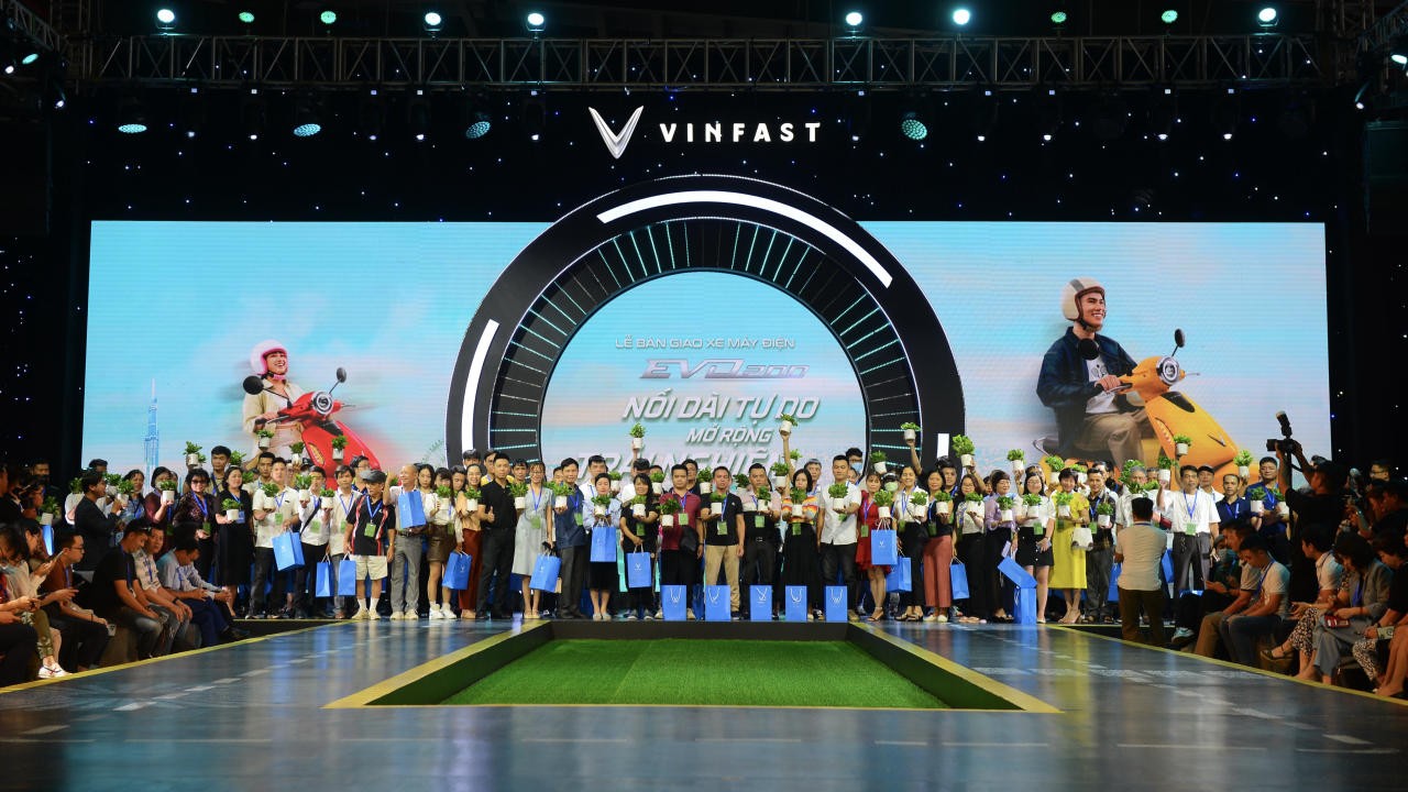 300 xe máy điện VinFast Evo200 đầu tiên đến tay khách hàng 300 xe máy điện VinFast Evo200 đầu tiên đến tay khách hàng