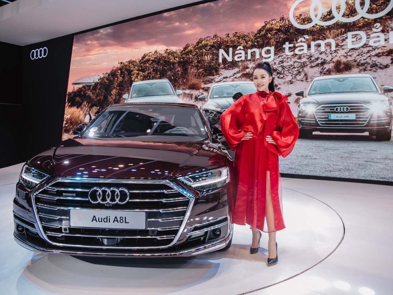Sao Việt hứng thú tham quan gian hàng Audi tại VMS 2019 sao viet hung thu tham quan gian hang audi tai vms 2019