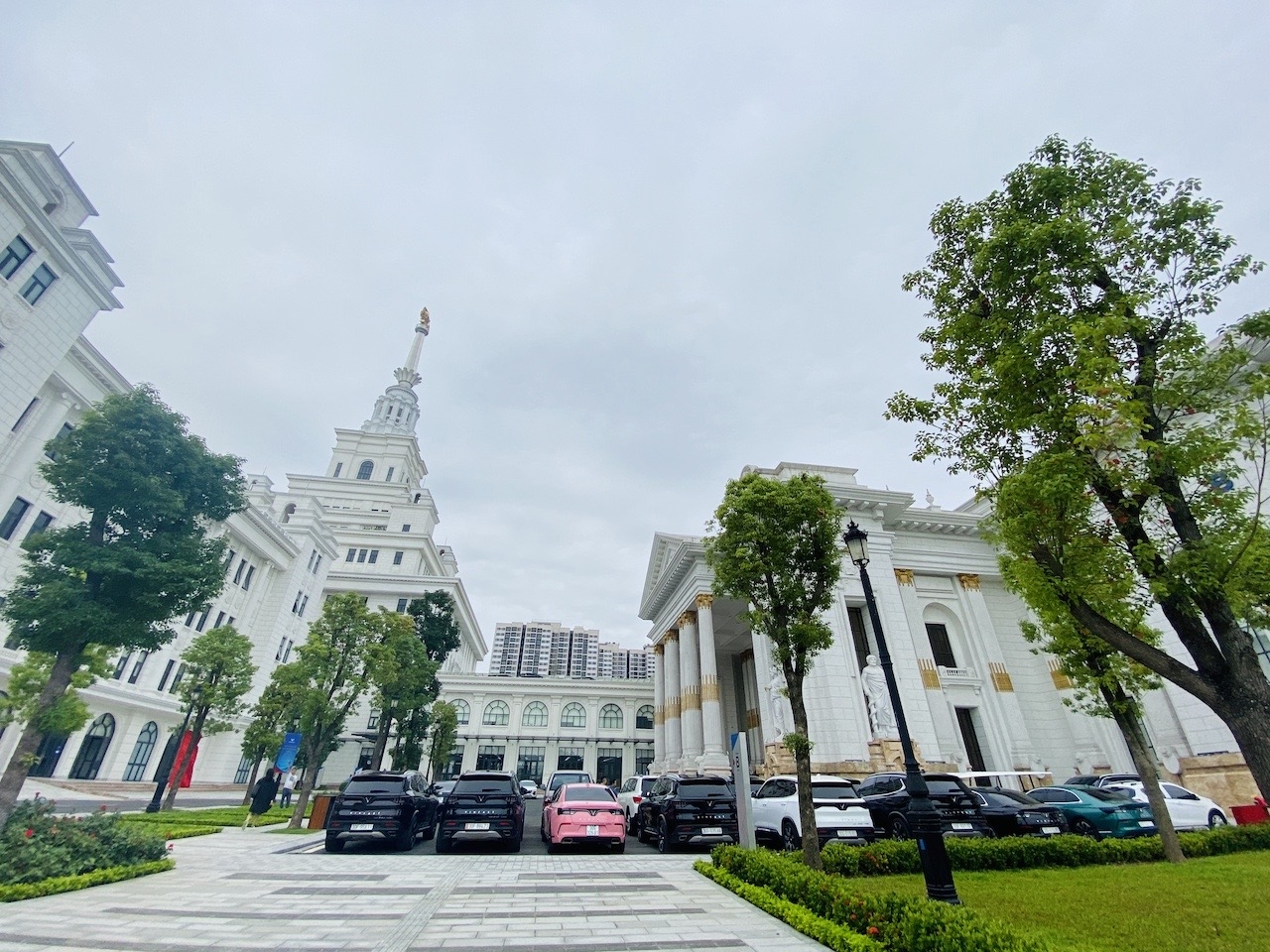 Hàng loạt xe VinFast tham dự lễ khai giảng trường đại học VinUni hang loat xe vinfast tham du le khai giang truong dai hoc vinuni
