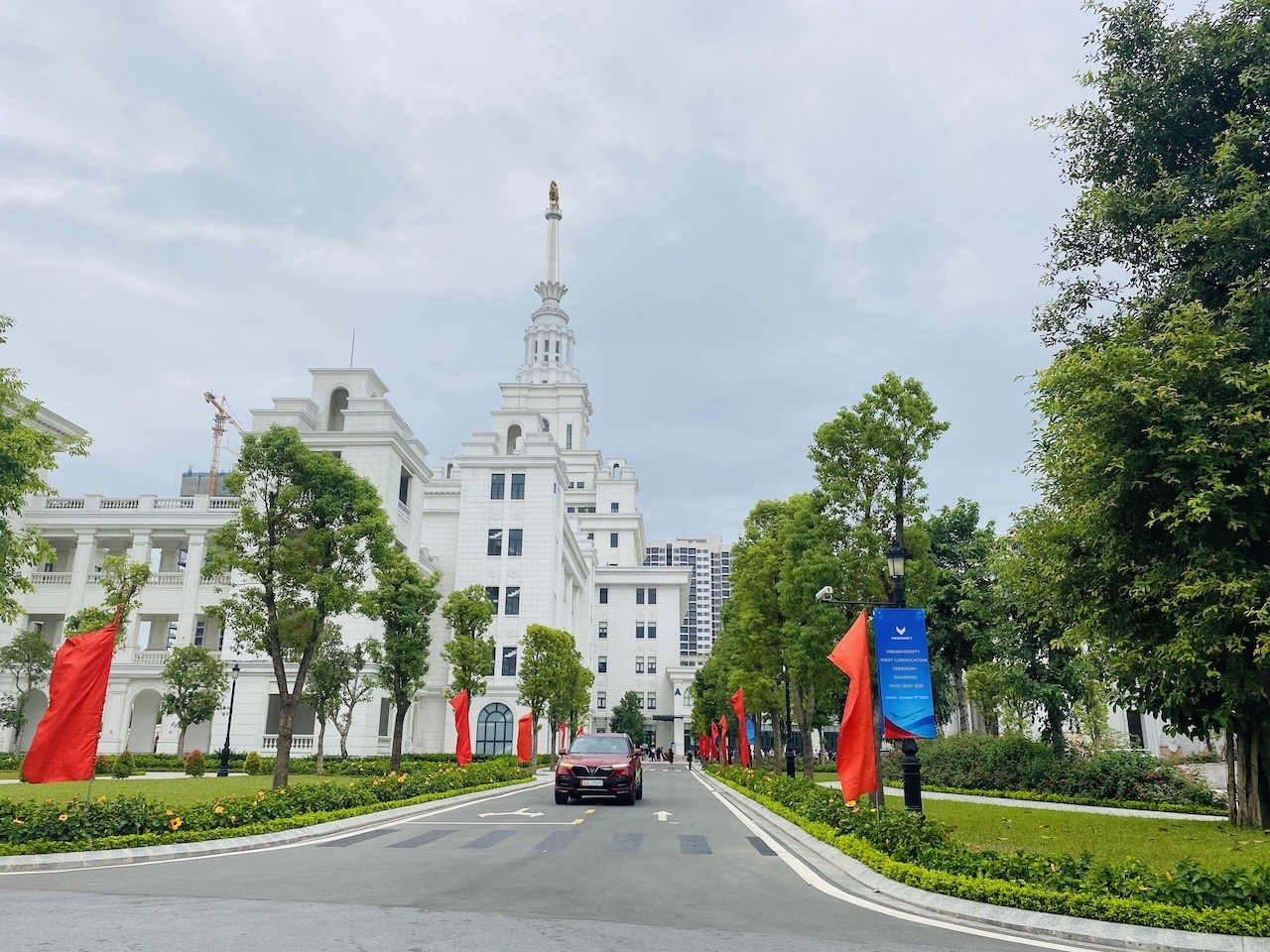 Hàng loạt xe VinFast tham dự lễ khai giảng trường đại học VinUni hang loat xe vinfast tham du le khai giang truong dai hoc vinuni