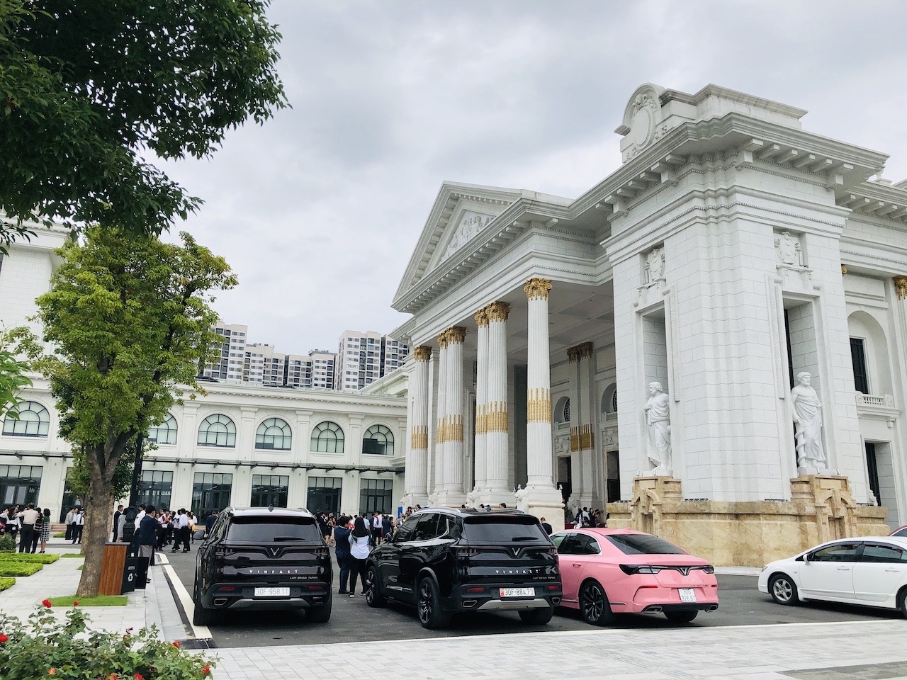 Hàng loạt xe VinFast tham dự lễ khai giảng trường đại học VinUni hang loat xe vinfast tham du le khai giang truong dai hoc vinuni