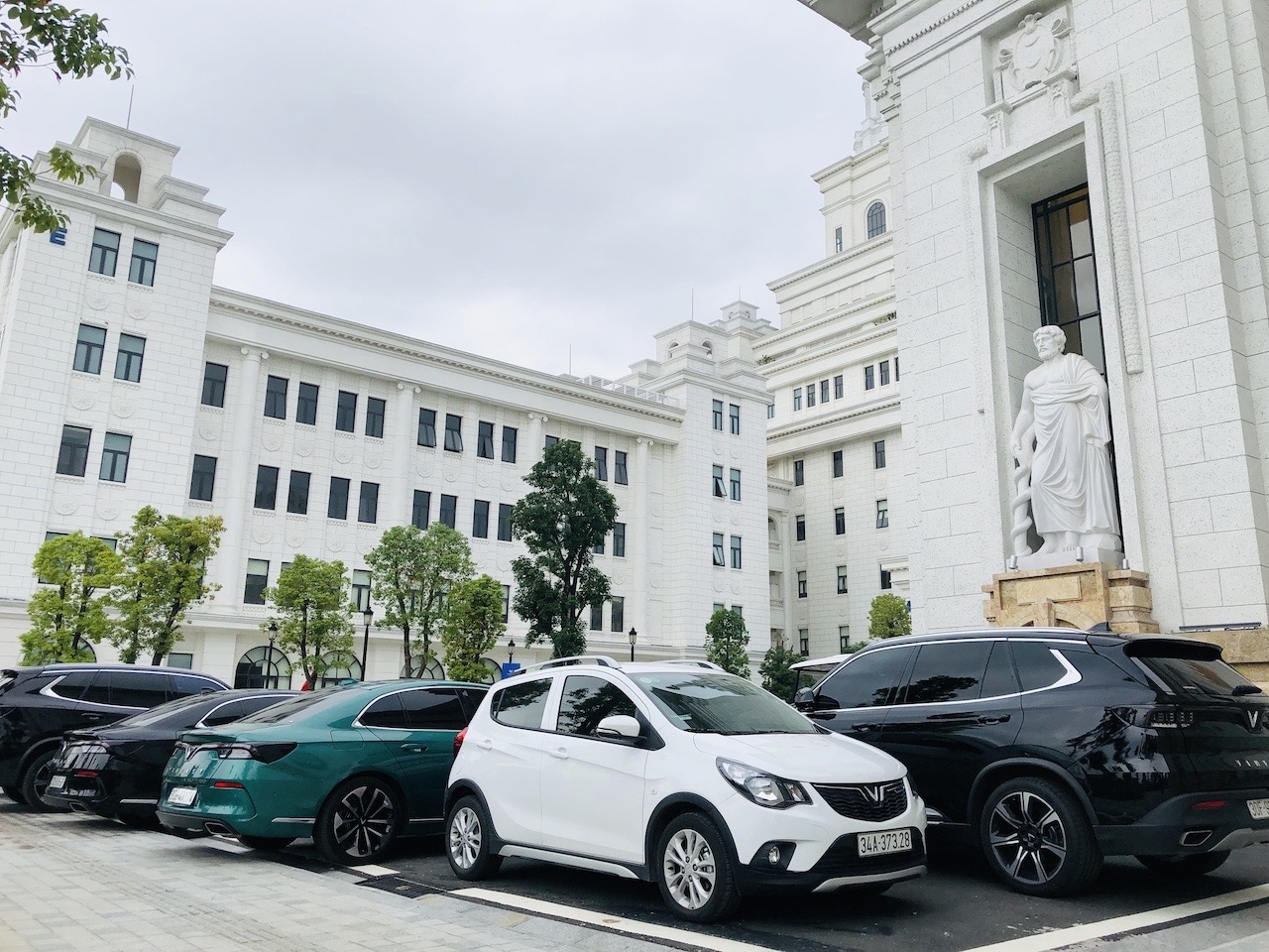 Hàng loạt xe VinFast tham dự lễ khai giảng trường đại học VinUni hang loat xe vinfast tham du le khai giang truong dai hoc vinuni