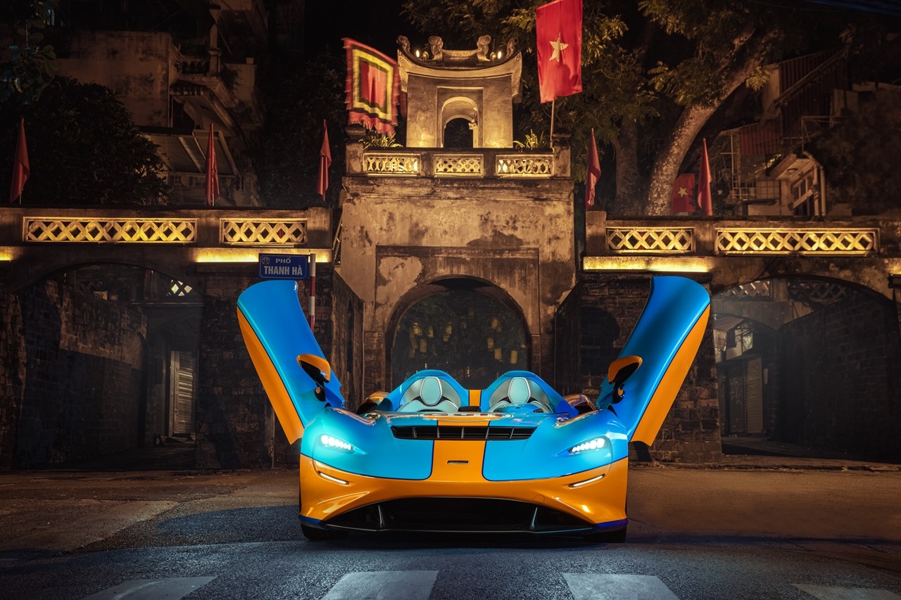 McLaren Elva dừng chân tại Hà Nội trong hành trình vòng quanh thế giới