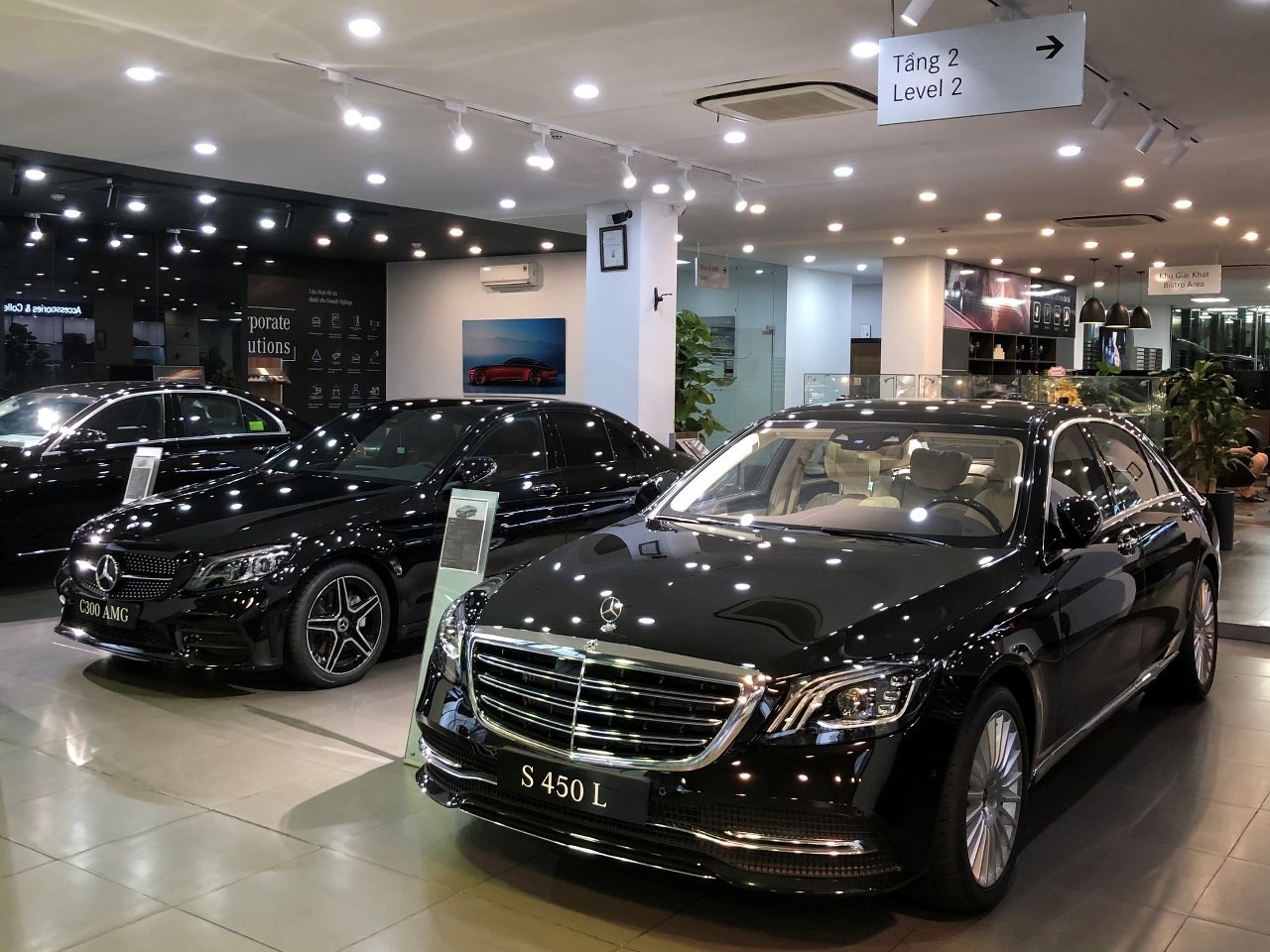 Khách hàng thích thú với món quà đặc biệt khi mua xe Mercedes-Benz online
