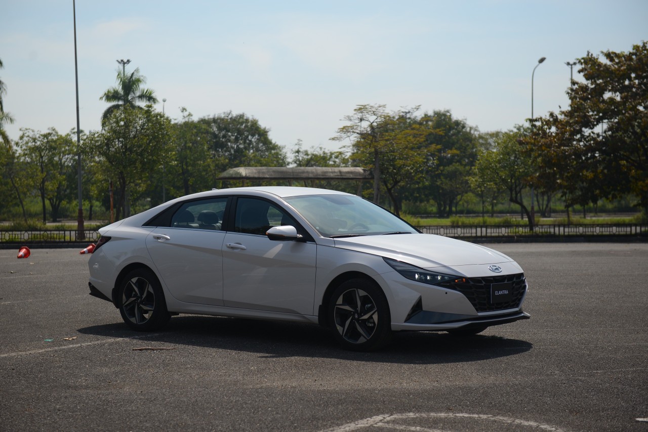 Hyundai Elantra giảm giá rẻ hơn cả Accent 2024 mới ra mắt Hyundai Elantra giảm giá rẻ hơn cả Accent 2024 mới ra mắt