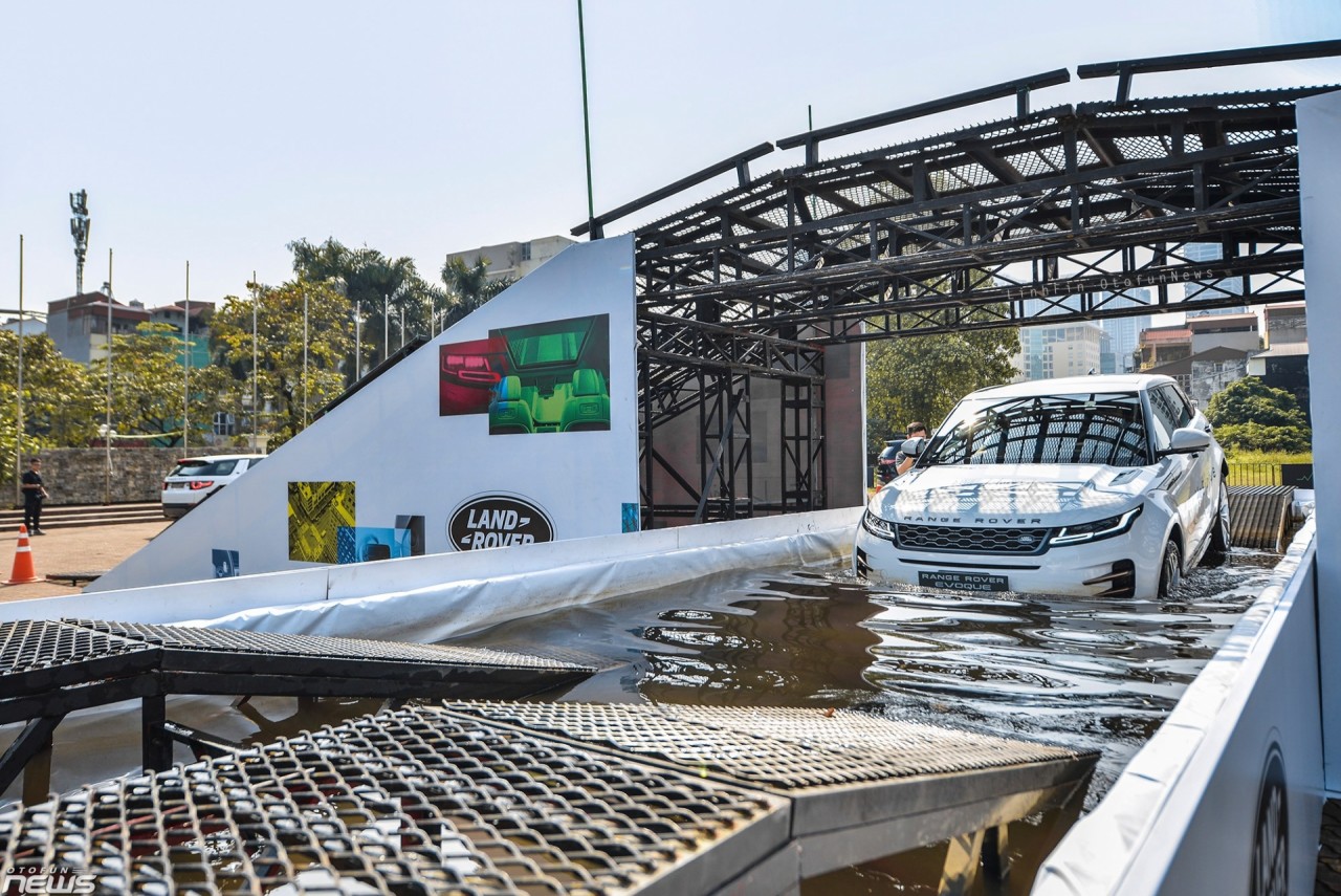 trai nghiem kha nang offroad an tuong tren cac mau xe land rover