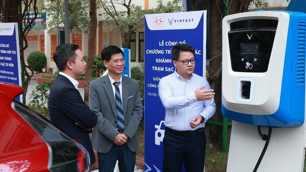 Trường Đại học công lập đầu tiên tại Hà Nội lắp đặt trạm sạc ô tô điện