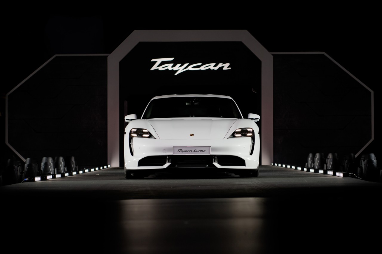 thanh hang trong hieu an tuong voi porsche taycan hoan toan moi