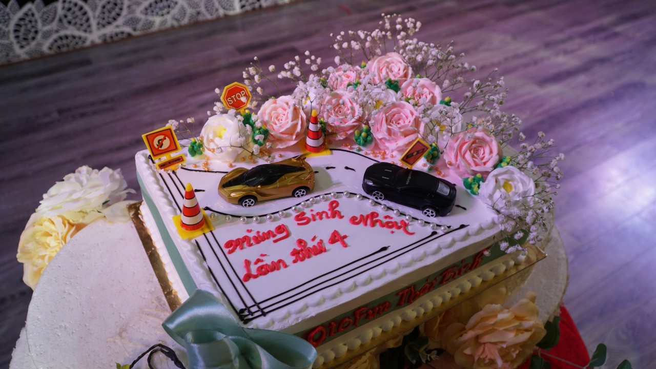 otofun thai binh ky niem 4 nam thanh lap