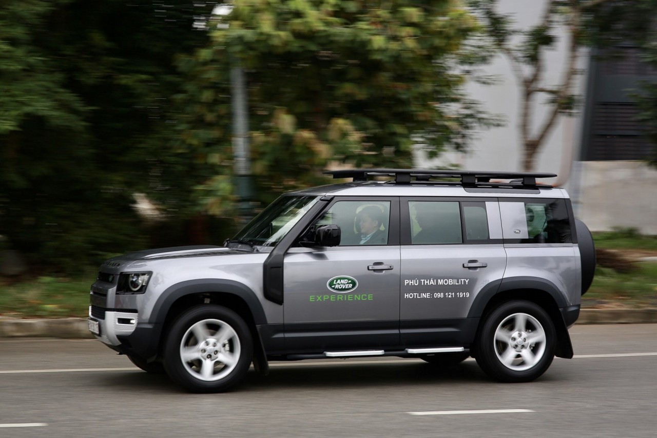 Land Rover Defender - Biểu tượng của sức mạnh Land Rover Defender - Biểu tượng của sức mạnh