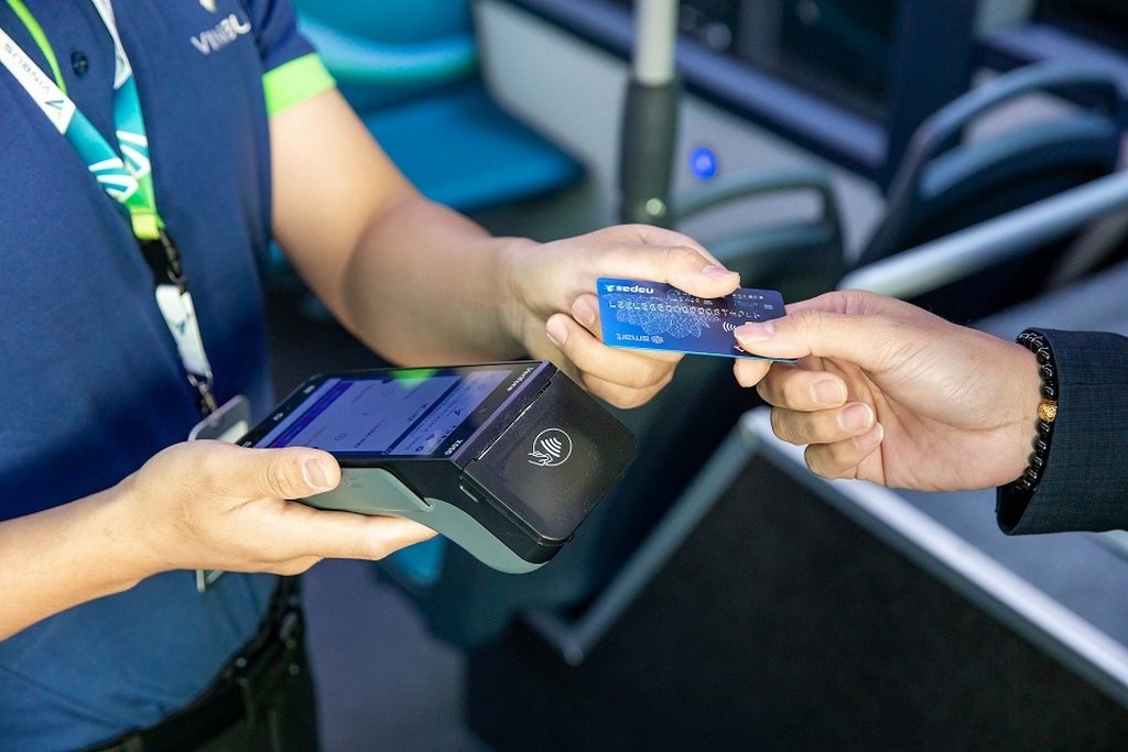 Xe buýt điện VinBus tham gia giao thông công cộng tại Hà Nội Xe buýt điện VinBus tham gia giao thông công cộng tại Hà Nội