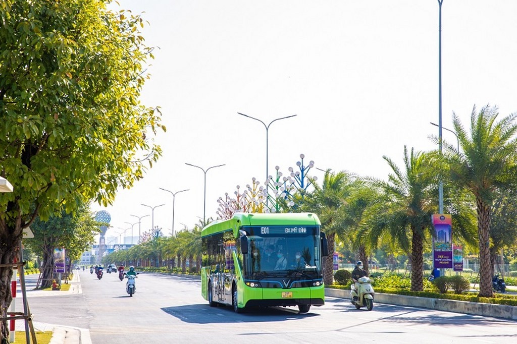 Xe buýt điện VinBus tham gia giao thông công cộng tại Hà Nội Xe buýt điện VinBus tham gia giao thông công cộng tại Hà Nội