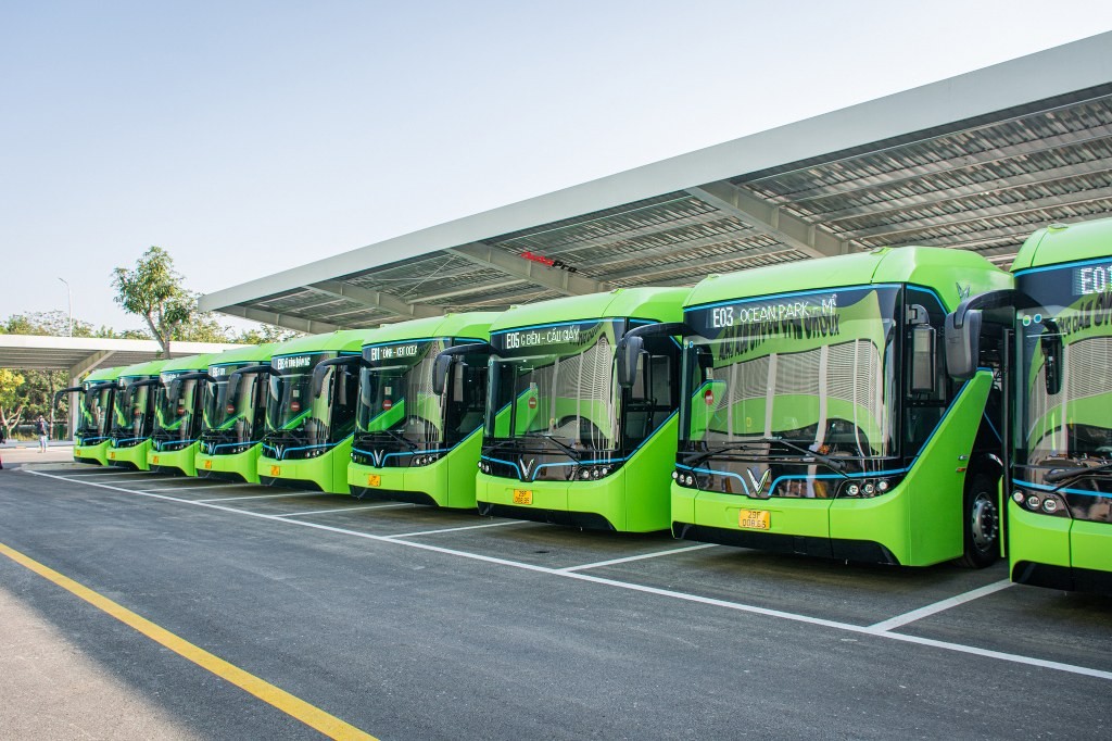 Xe buýt điện VinBus tham gia giao thông công cộng tại Hà Nội Xe buýt điện VinBus tham gia giao thông công cộng tại Hà Nội