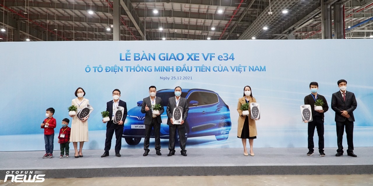 Ô tô điện VinFast VF e34 đầu tiên đến tay khách hàng Ô tô điện VinFast VF e34 đầu tiên đến tay khách hàng
