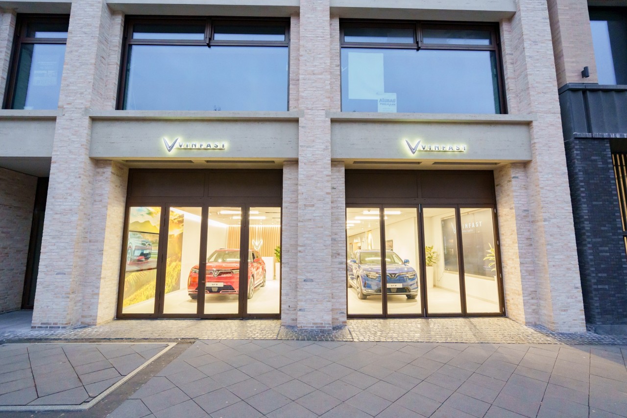 VinFast khai trương hai cửa hàng đầu tiên ở Đức và Pháp VinFast khai trương hai cửa hàng đầu tiên ở Đức và Pháp