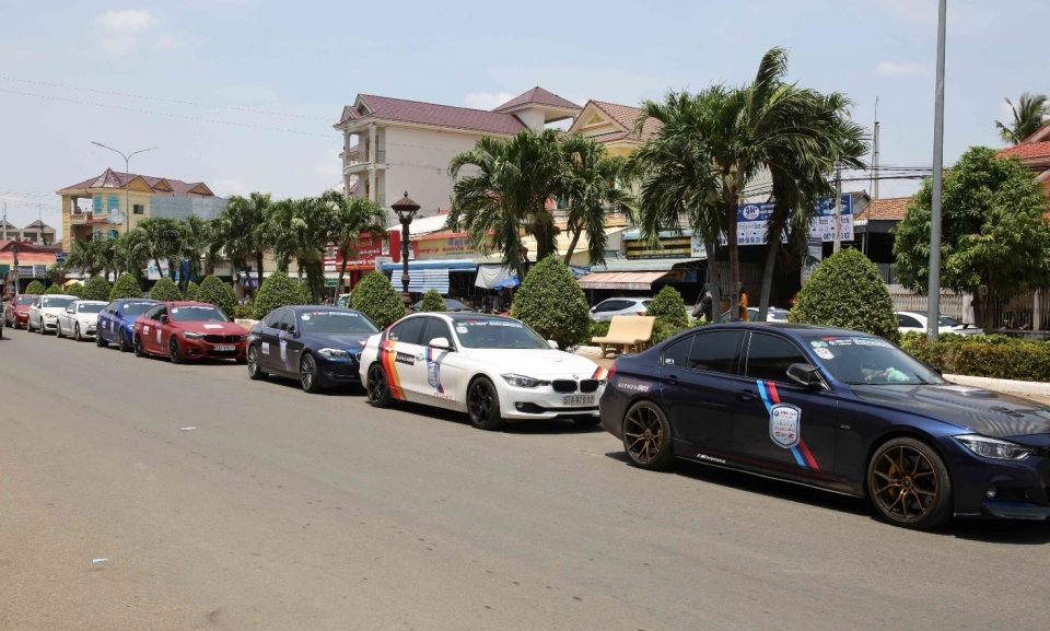 Hành trình BMW caravan 2019 êm ái cùng lốp Bridgestone hanh trinh bmw caravan 2019 em ai cung lop bridgestone