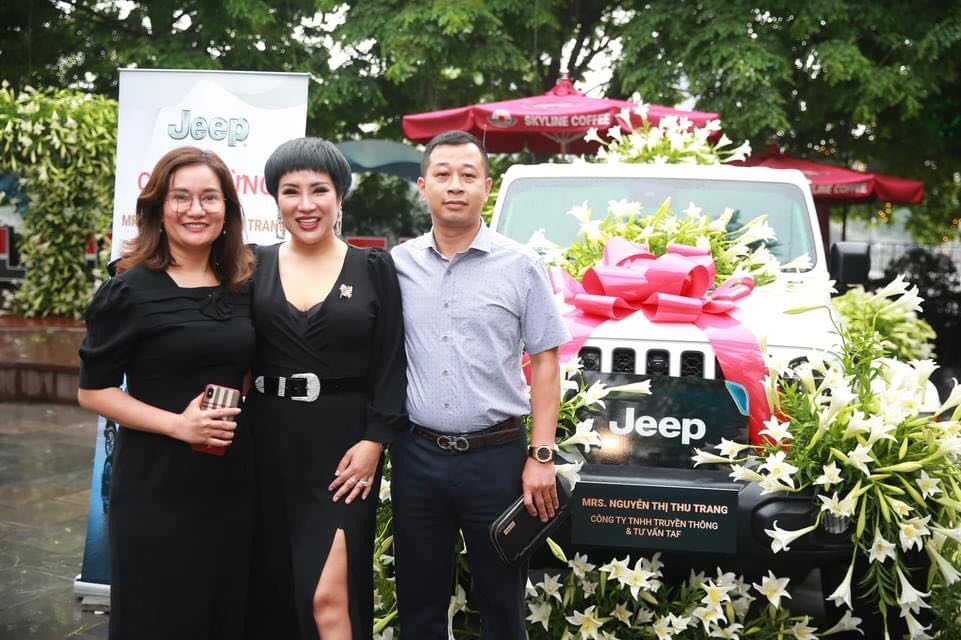 Lộ Diện Nữ Doanh Nhân sở hữu Jeep Wrangler Unlimited Sahara 80th đầu tiên Tại Hà Nội Lộ Diện Nữ Doanh Nhân sở hữu Jeep Wrangler Unlimited Sahara 80th đầu tiên Tại Hà Nội