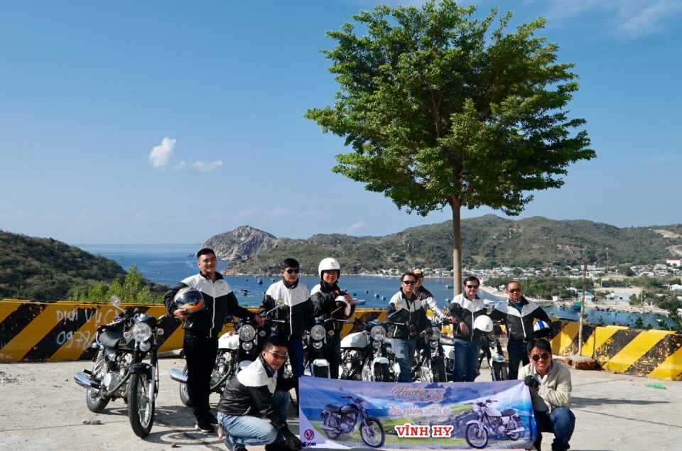 phuot cung sym husky 125 classic tren cung duong cao nguyen