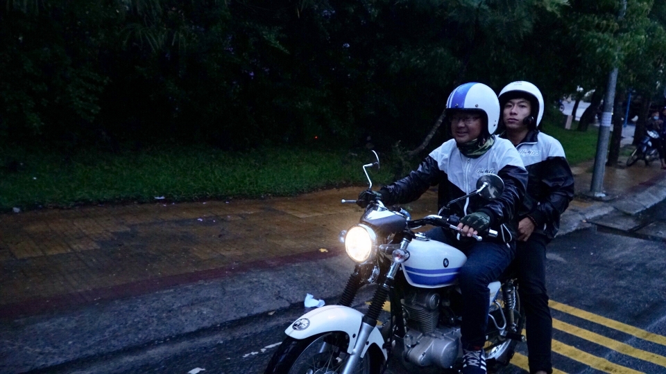 phuot cung sym husky 125 classic tren cung duong cao nguyen