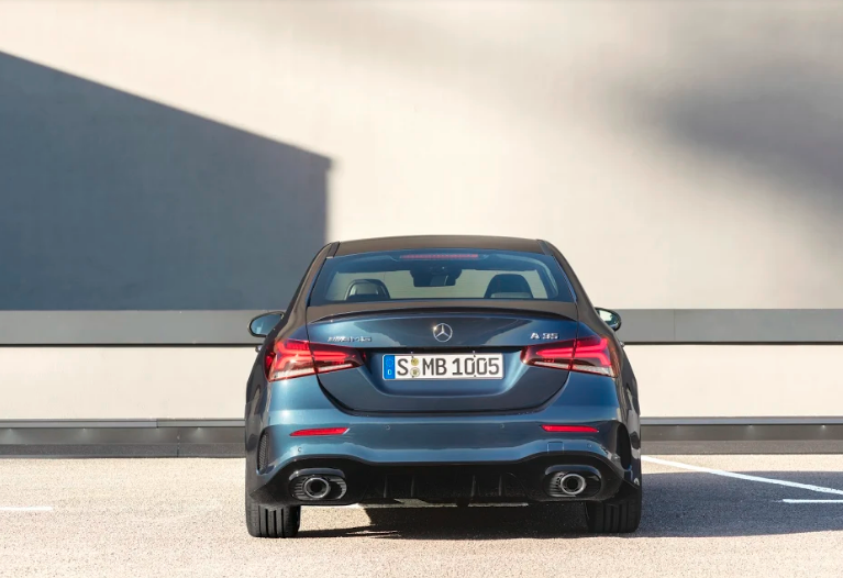 Cận cảnh Mercedes-Benz AMG A35 4MATIC mới ra mắt tại Việt Nam can canh mercedes benz amg a35 4matic moi ra mat tai viet nam