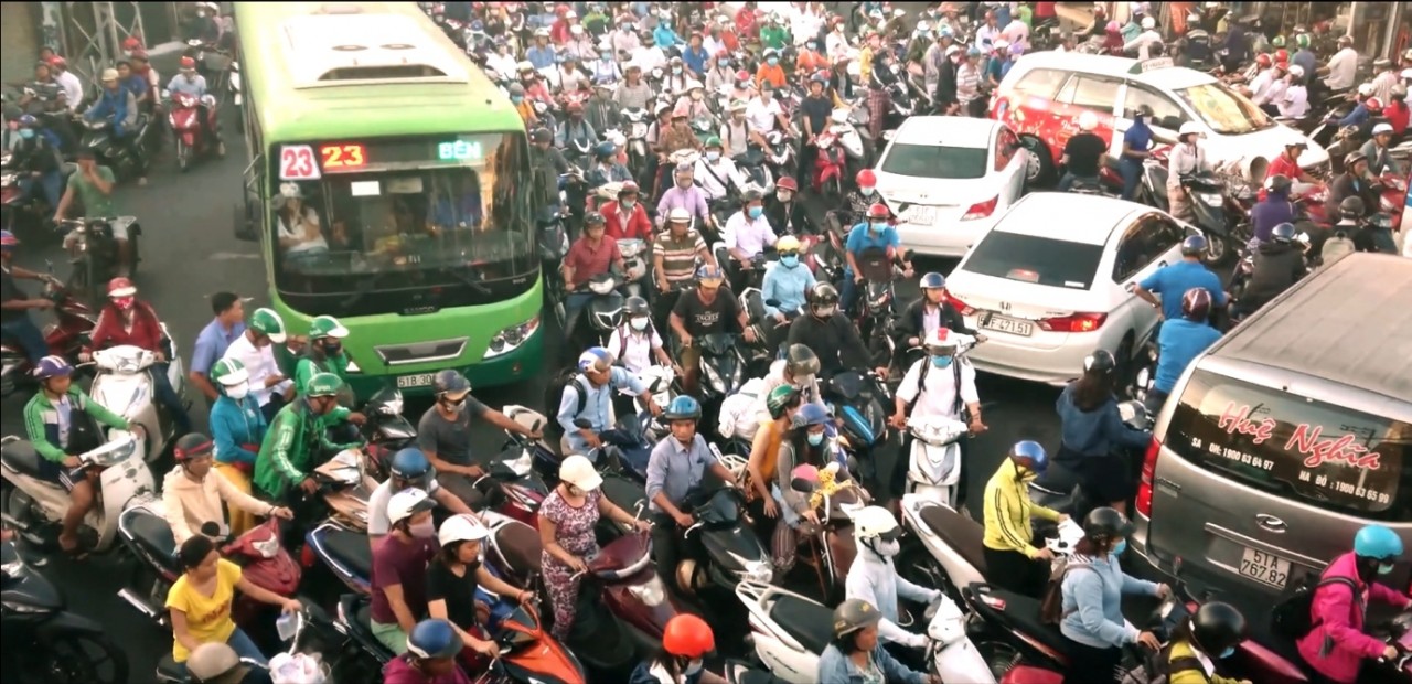 Ra đường như ra trận – nổi khổ của tài xế Việt ra duong nhu ra tran noi kho cua tai xe viet