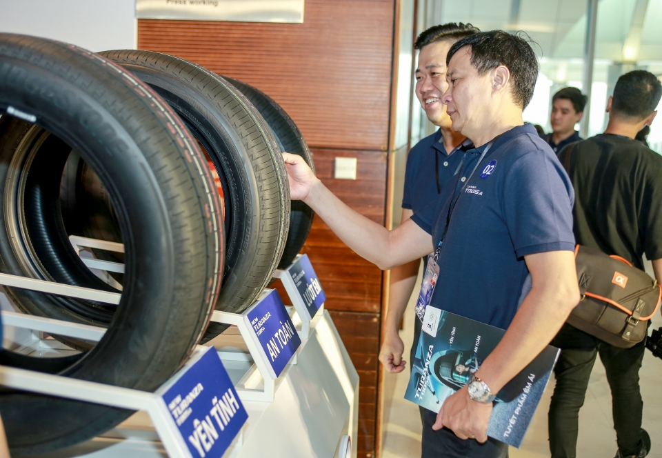 Tiêu chuẩn mới với "Tuyệt phẩm êm ái" Bridgestone Turanza T005A tieu chuan moi voi tuyet pham em ai bridgestone turanza t005a
