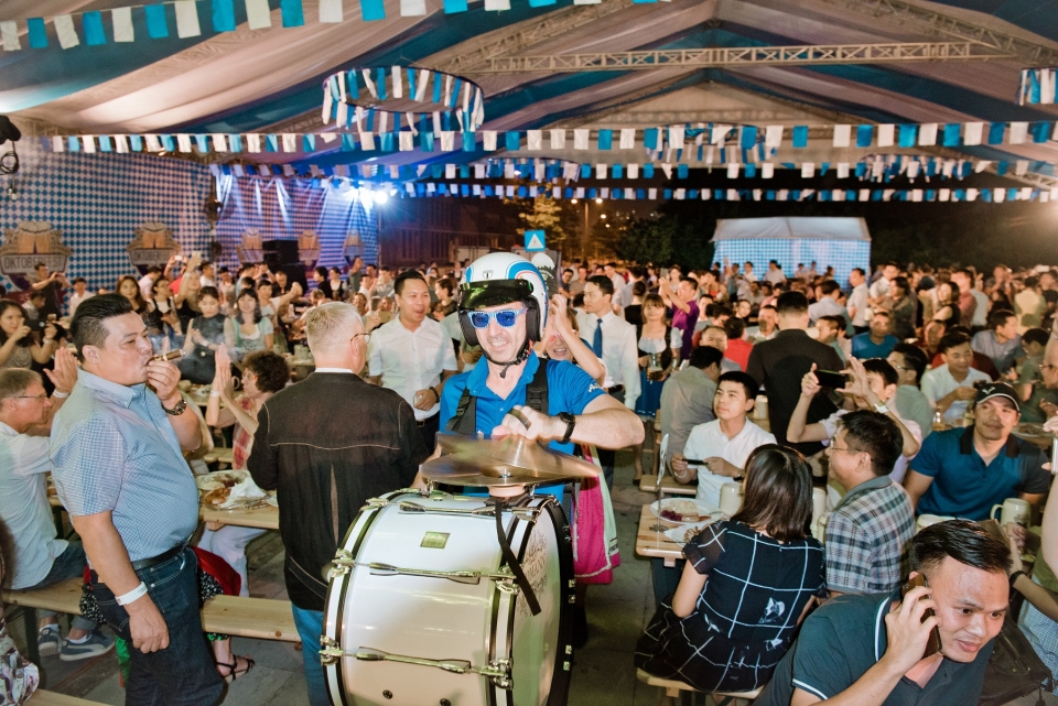 Trải nghiệm sự kiện Oktoberfest chính thống tại Việt Nam trai nghiem su kien oktoberfest chinh thong tai viet nam