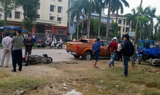Ôtô "điên" lao thẳng vào đám đông xem tai nạn khiến 6 người bị thương oto dien lao thang vao dam dong xem tai nan khien 6 nguoi bi thuong