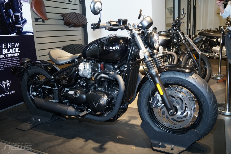 triumph bonneville bobber black chot gia 595 trieu dong tai viet nam