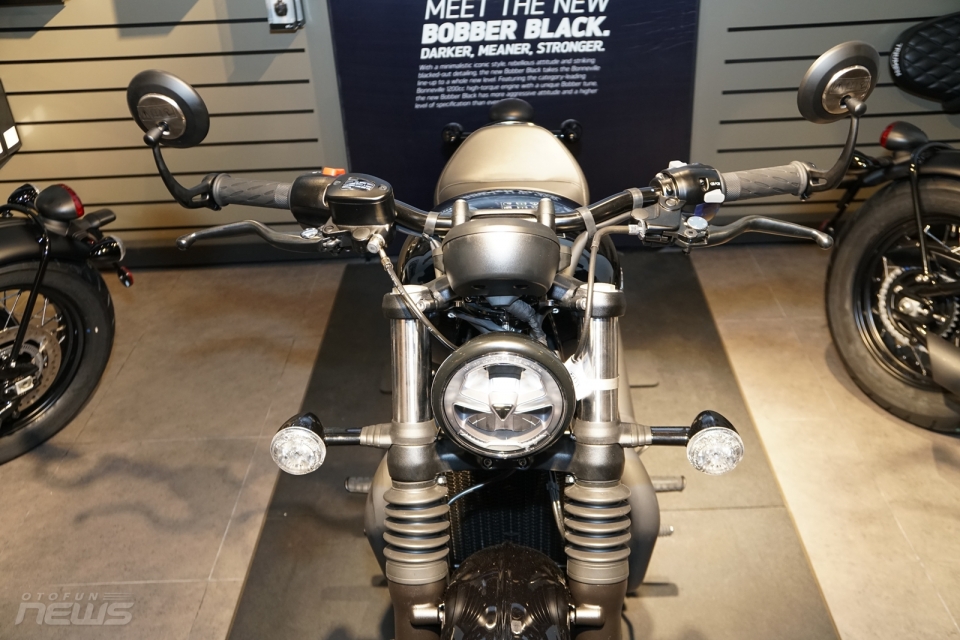 triumph bonneville bobber black chot gia 595 trieu dong tai viet nam