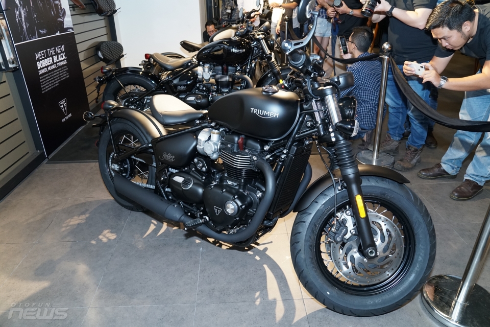 triumph bonneville bobber black chot gia 595 trieu dong tai viet nam