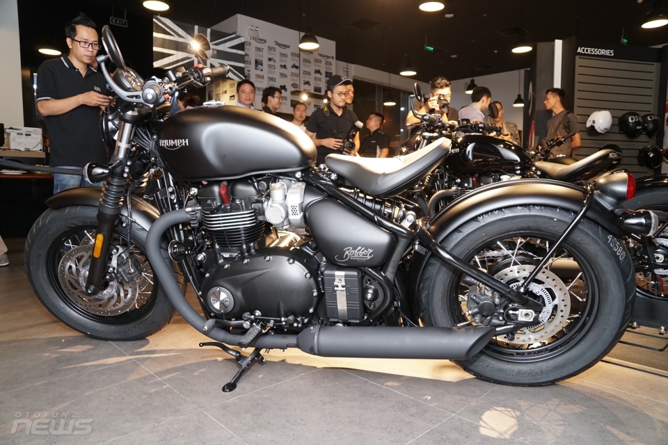 triumph bonneville bobber black chot gia 595 trieu dong tai viet nam