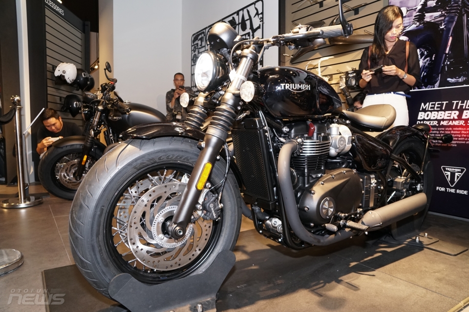 triumph bonneville bobber black chot gia 595 trieu dong tai viet nam