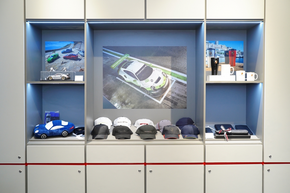 Porsche mang đến cơ hội chiêm ngưỡng xe thể thao với người dân Hà thành porsche tiep tuc mang den co hoi chiem nguong dong xe the thao voi nguoi dan ha thanh
