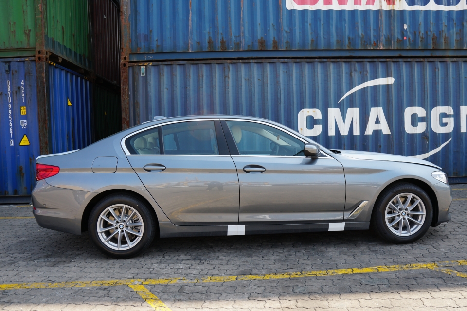 Hình ảnh đầu tiên về BMW 5-Series thế hệ mới vừa cập cảng Việt Nam can canh bmw 5 series the he moi vua cap cang viet nam