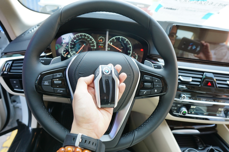 Hình ảnh đầu tiên về BMW 5-Series thế hệ mới vừa cập cảng Việt Nam can canh bmw 5 series the he moi vua cap cang viet nam