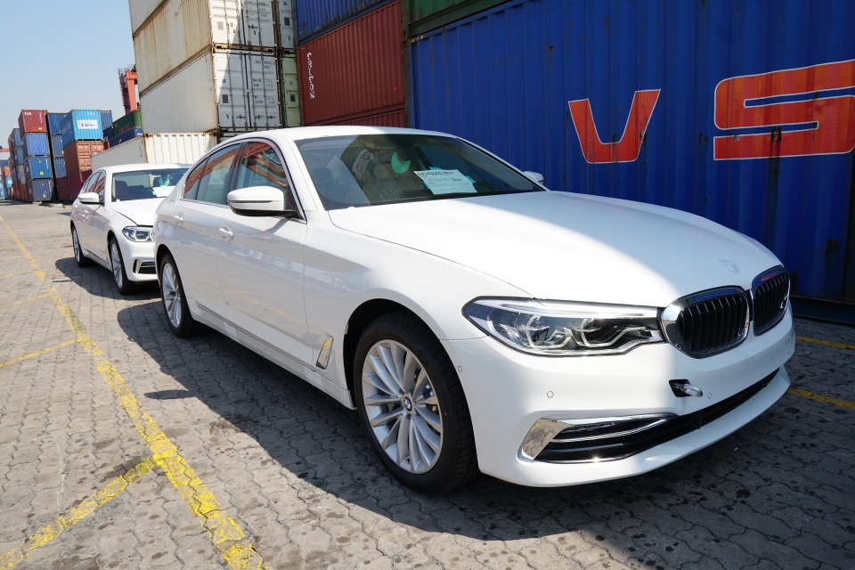 Hình ảnh đầu tiên về BMW 5-Series thế hệ mới vừa cập cảng Việt Nam can canh bmw 5 series the he moi vua cap cang viet nam