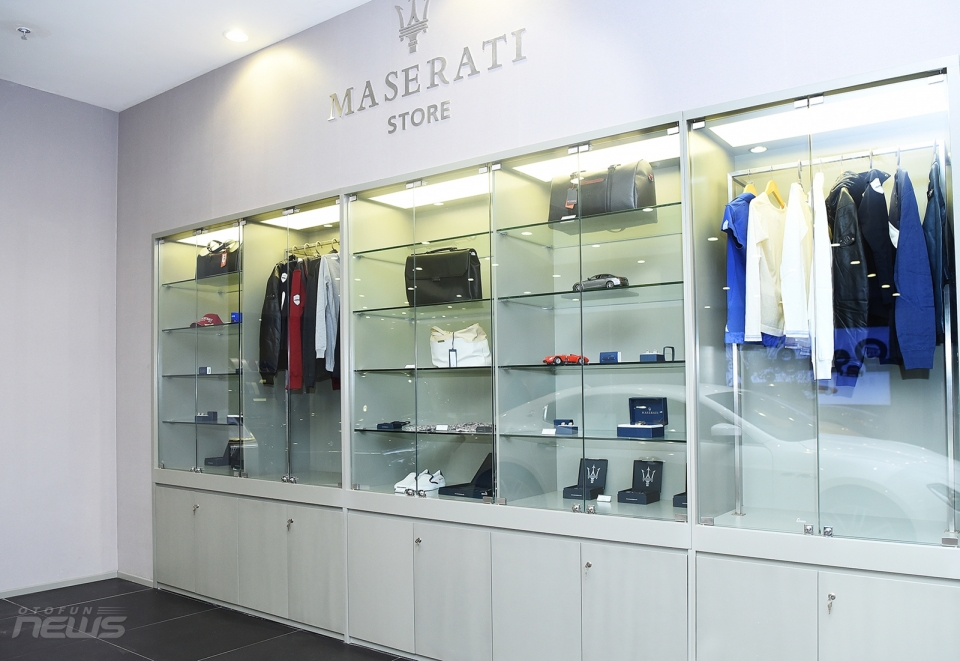 maserati mo phong trung bay moi tai vincom metropolis